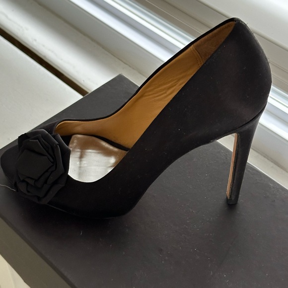 Badgley Mischka black satin peep toe pumps, 4 inch heel - Picture 2 of 6